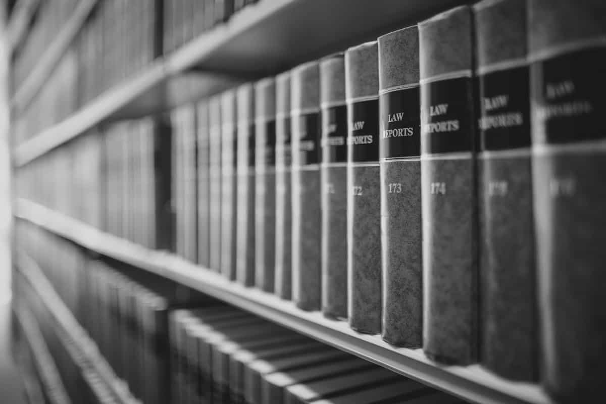 bruenning-und-haase-rechtsanwaelte-buecherregal